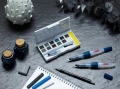 Derwent-Tinted-Charcoal-Paint-Pan-Set-2305872---12-kolorow-ciemne-zdjecie-1000pxl.jpg