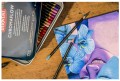 Derwent-Chromaflow-72-kolory-2306014-portret-z-kwiatami.jpg