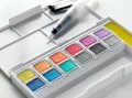 Derwent-Farby-Pastel-Shades-12-kolorow-2305865-1000pxl-zblizenie-na-kostki.jpg