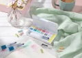 Derwent-Farby-Pastel-Shades-12-kolorow-2305865-1000pxl-biurko-2.jpg